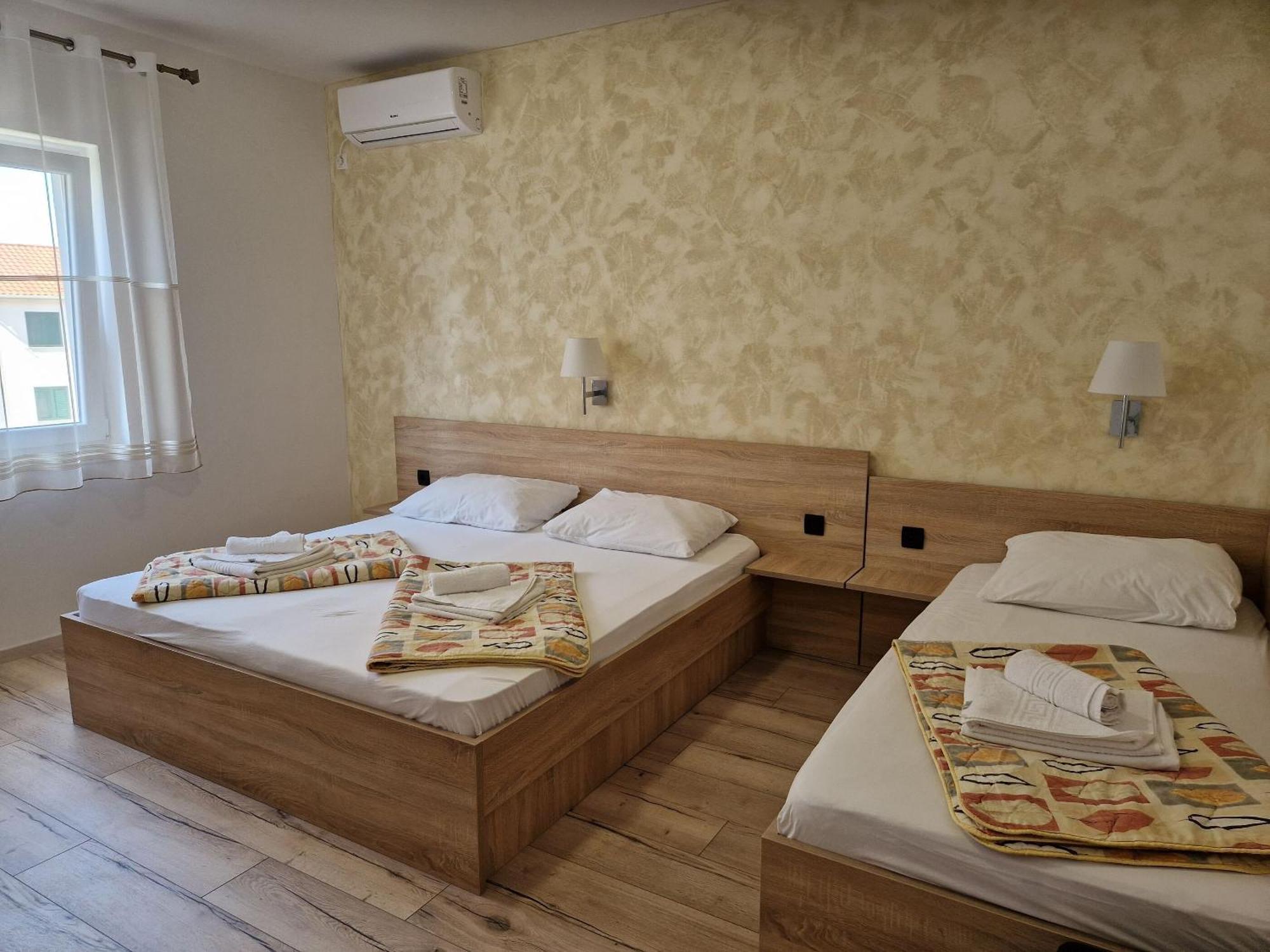 Apartment And Rooms Amenka Новаля Екстериор снимка