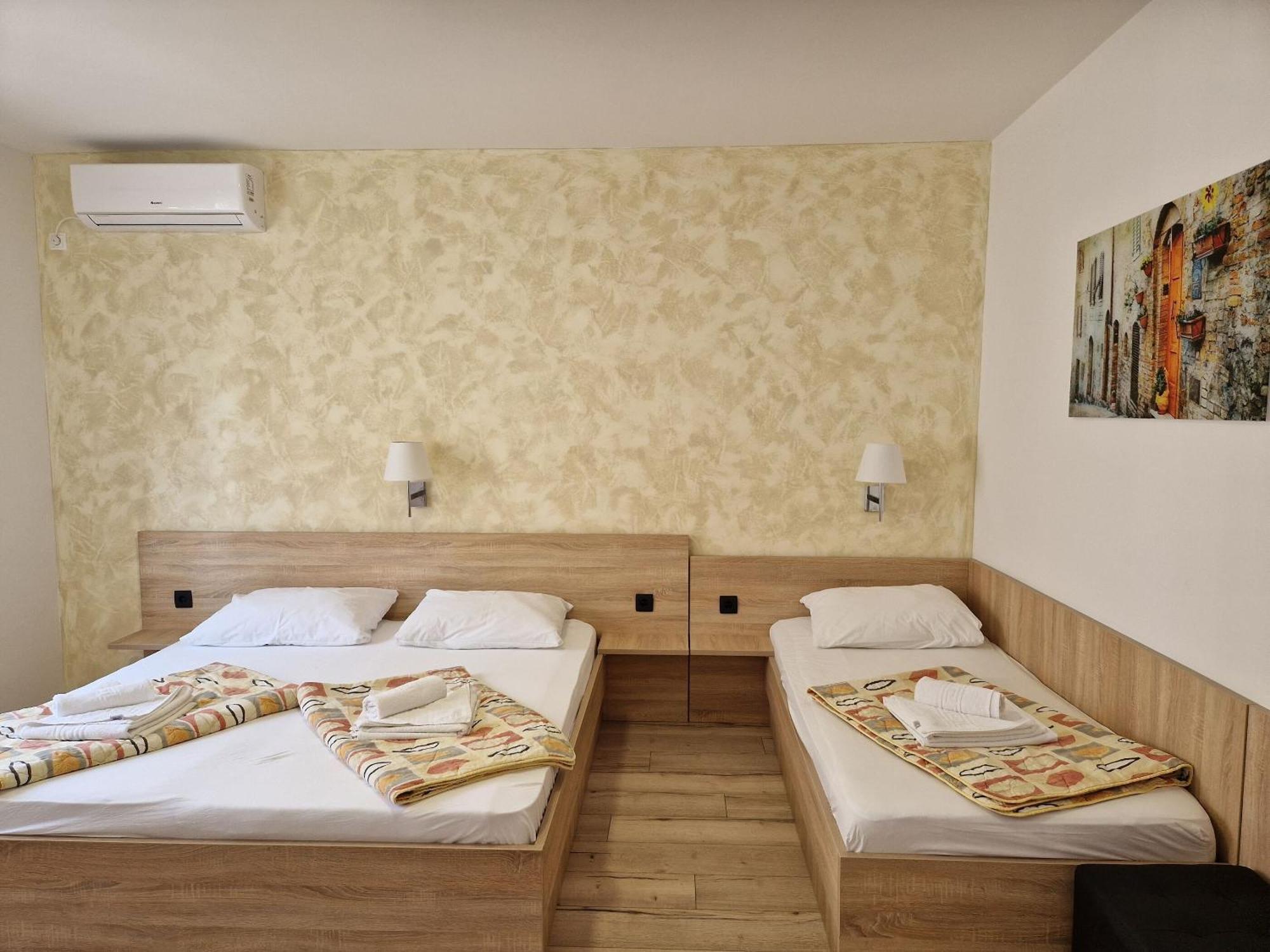 Apartment And Rooms Amenka Новаля Екстериор снимка