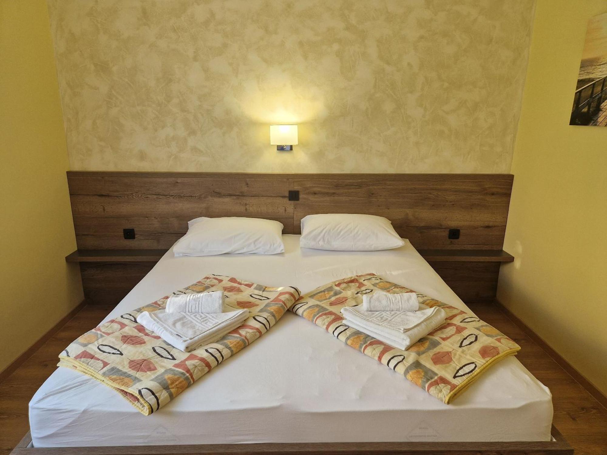 Apartment And Rooms Amenka Новаля Екстериор снимка