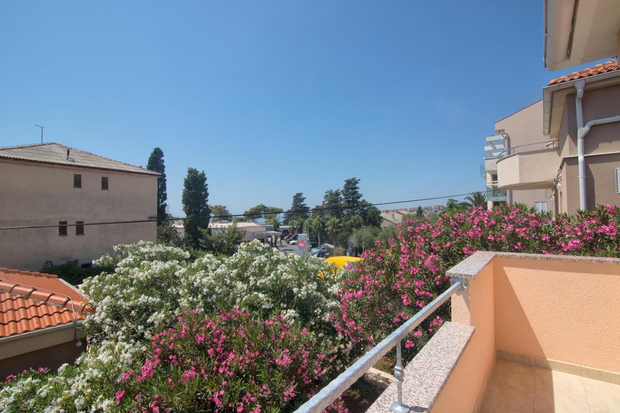 Apartment And Rooms Amenka Новаля Екстериор снимка