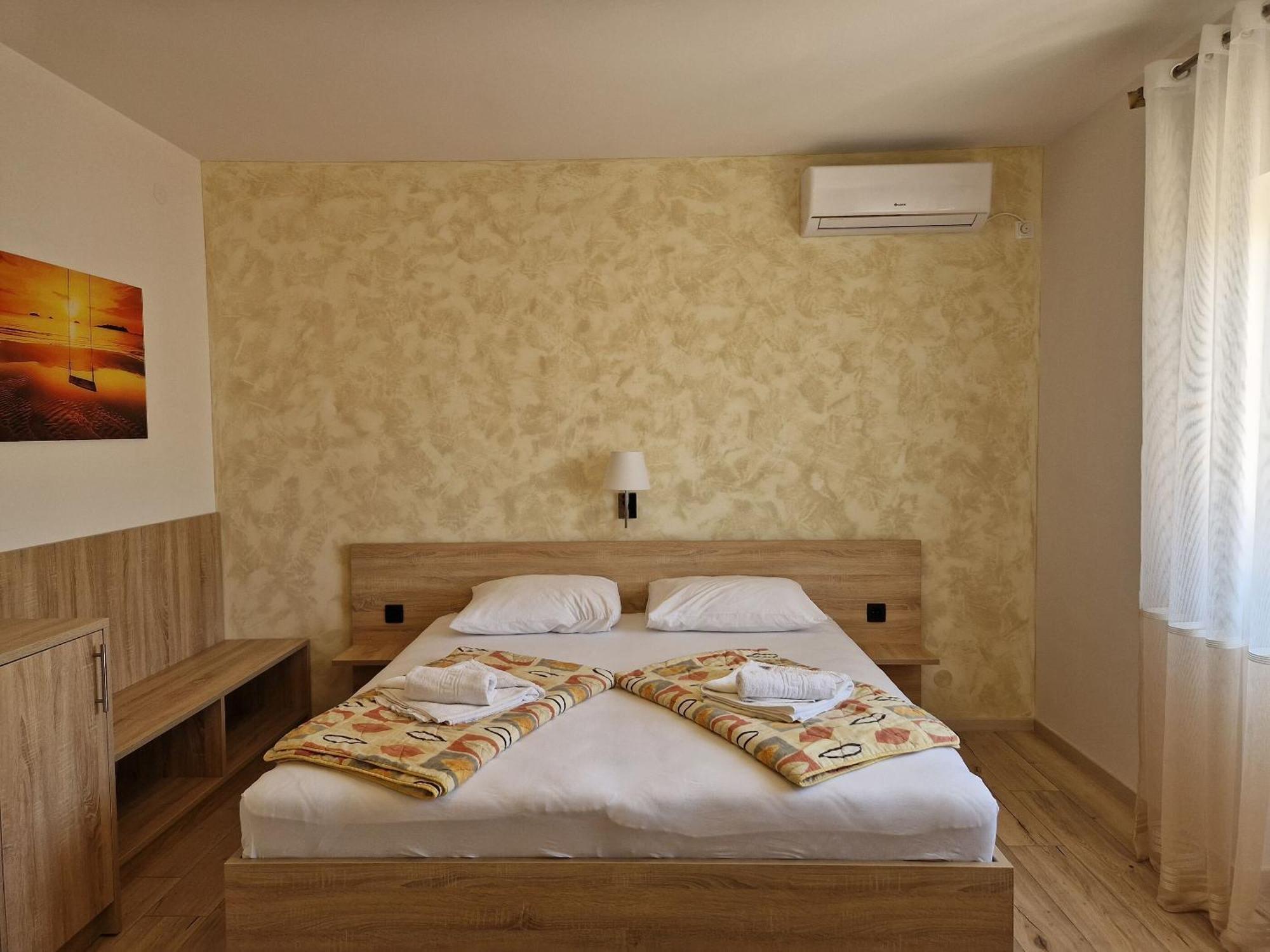 Apartment And Rooms Amenka Новаля Екстериор снимка
