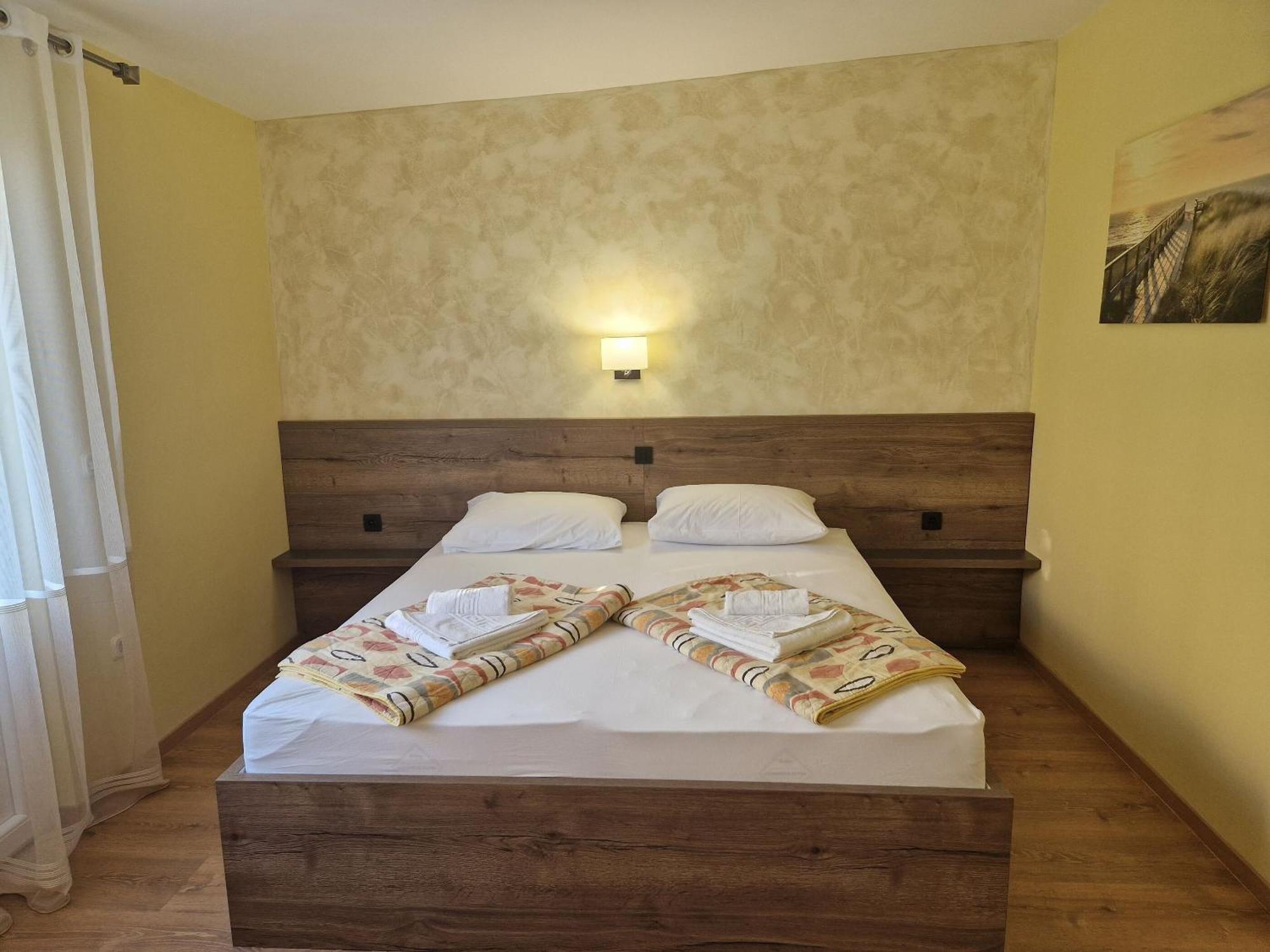 Apartment And Rooms Amenka Новаля Екстериор снимка