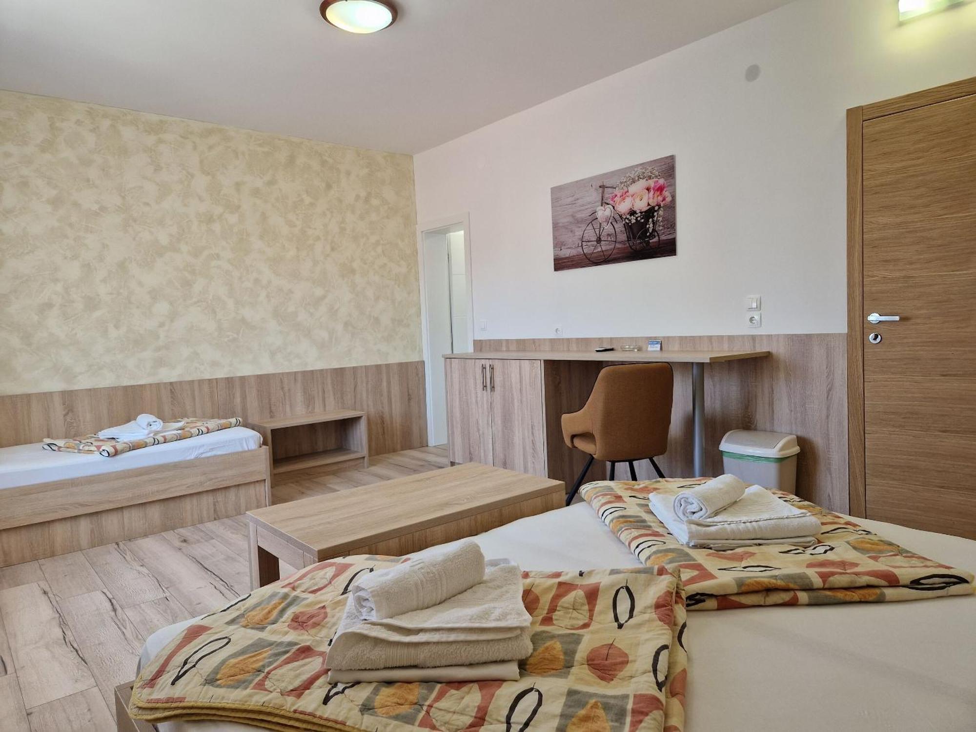 Apartment And Rooms Amenka Новаля Екстериор снимка