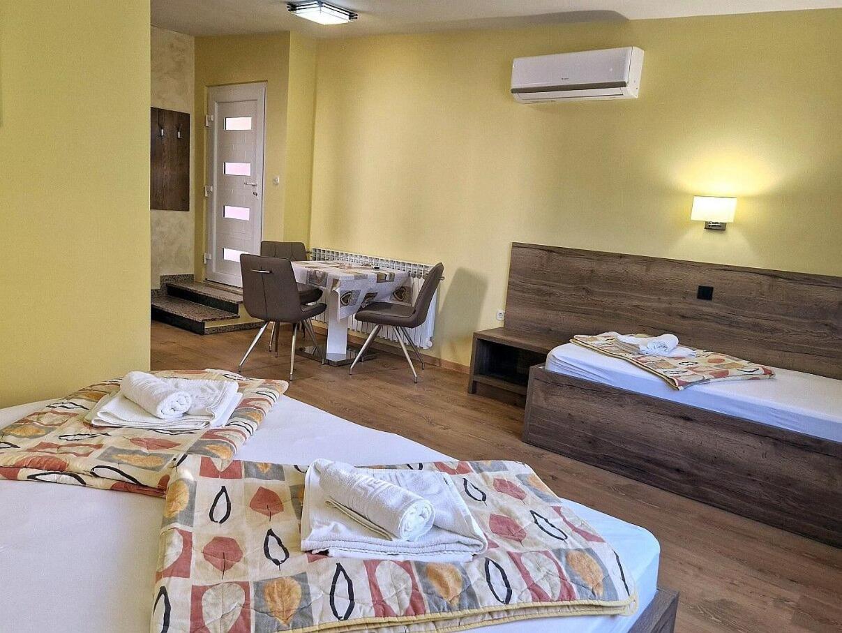 Apartment And Rooms Amenka Новаля Екстериор снимка