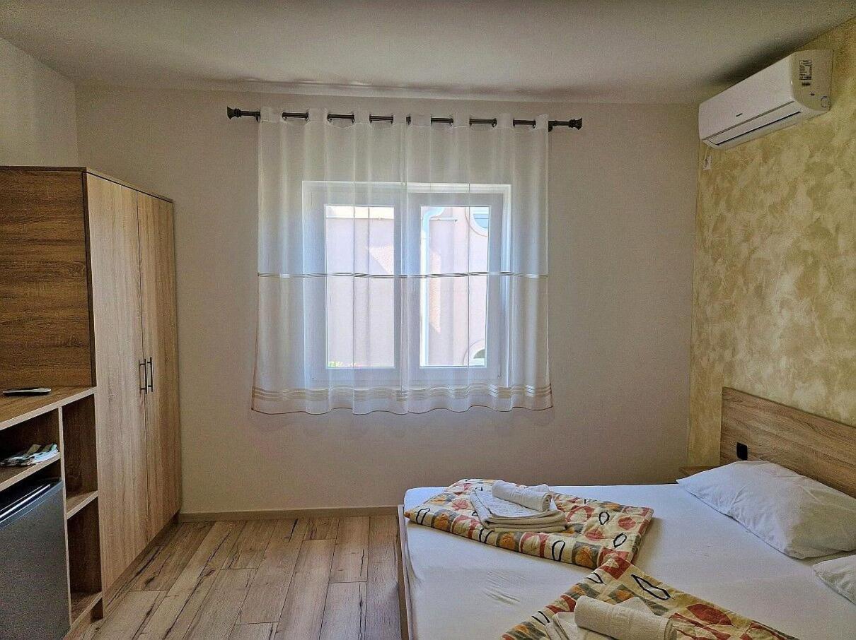 Apartment And Rooms Amenka Новаля Екстериор снимка