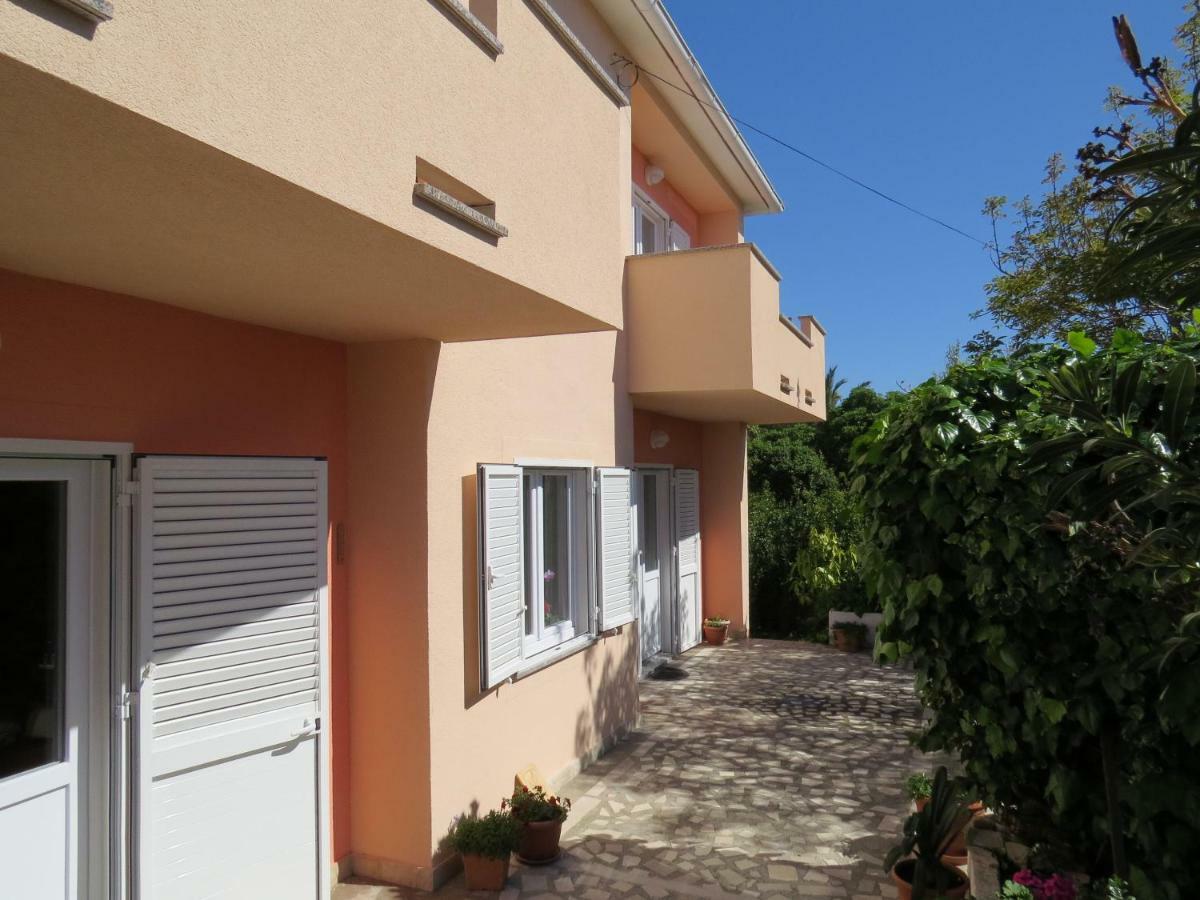 Apartment And Rooms Amenka Новаля Екстериор снимка